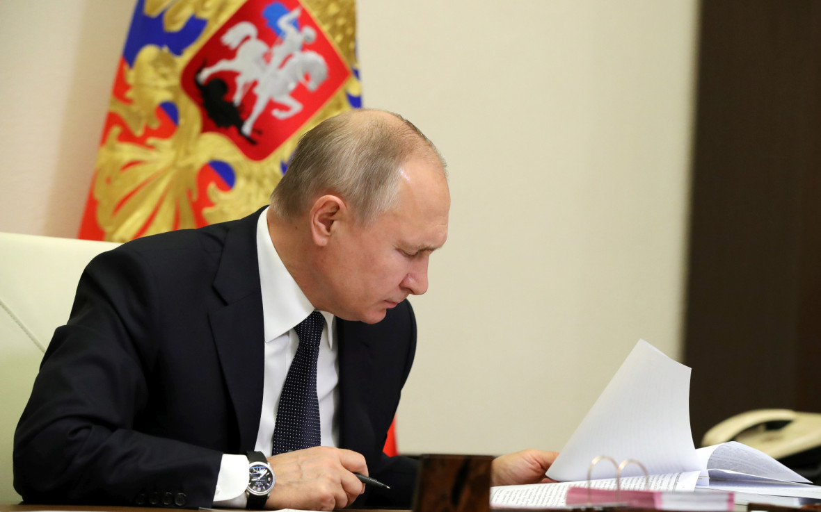 Президент России Владимир Путин во время совместного заседания Госсовета и Совета по стратегическому развитию и национальным проектам (вкс) в режиме видеоконференции в Ново-Огарево