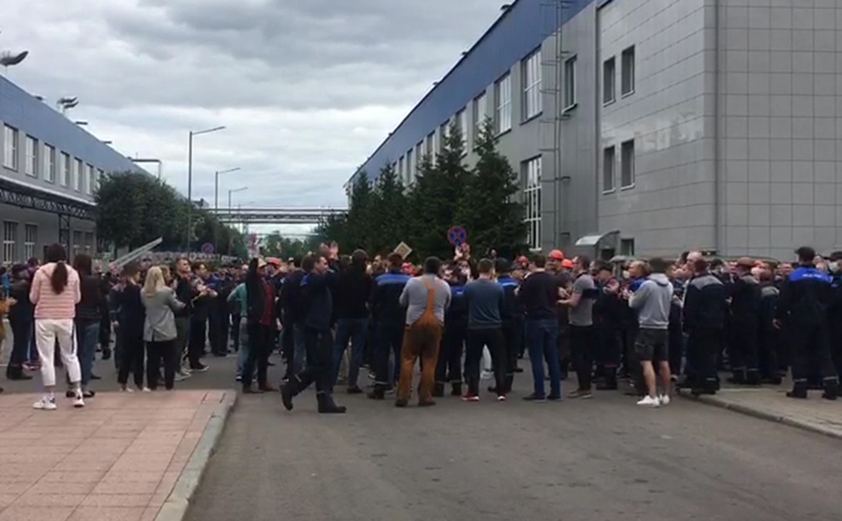 Работники Белорусского автомобильного завода (БелАЗ) в городе Жодино принимают участие в забастовке с требованием отставки президента Александра Лукашенко и проведения новых выборов