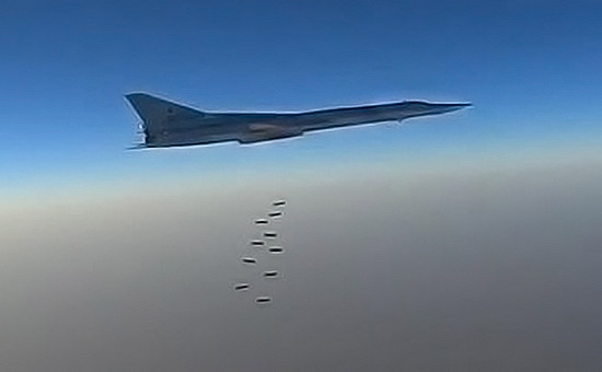 Стратегический бомбардировщик ВКС РФ Ту-22М3 во время удара по позициям боевиков в Сирии. Фото: 21июля 2016 года