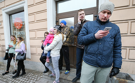 Жители города у станции метро «Технологический институт». 3 апреля 2017 года