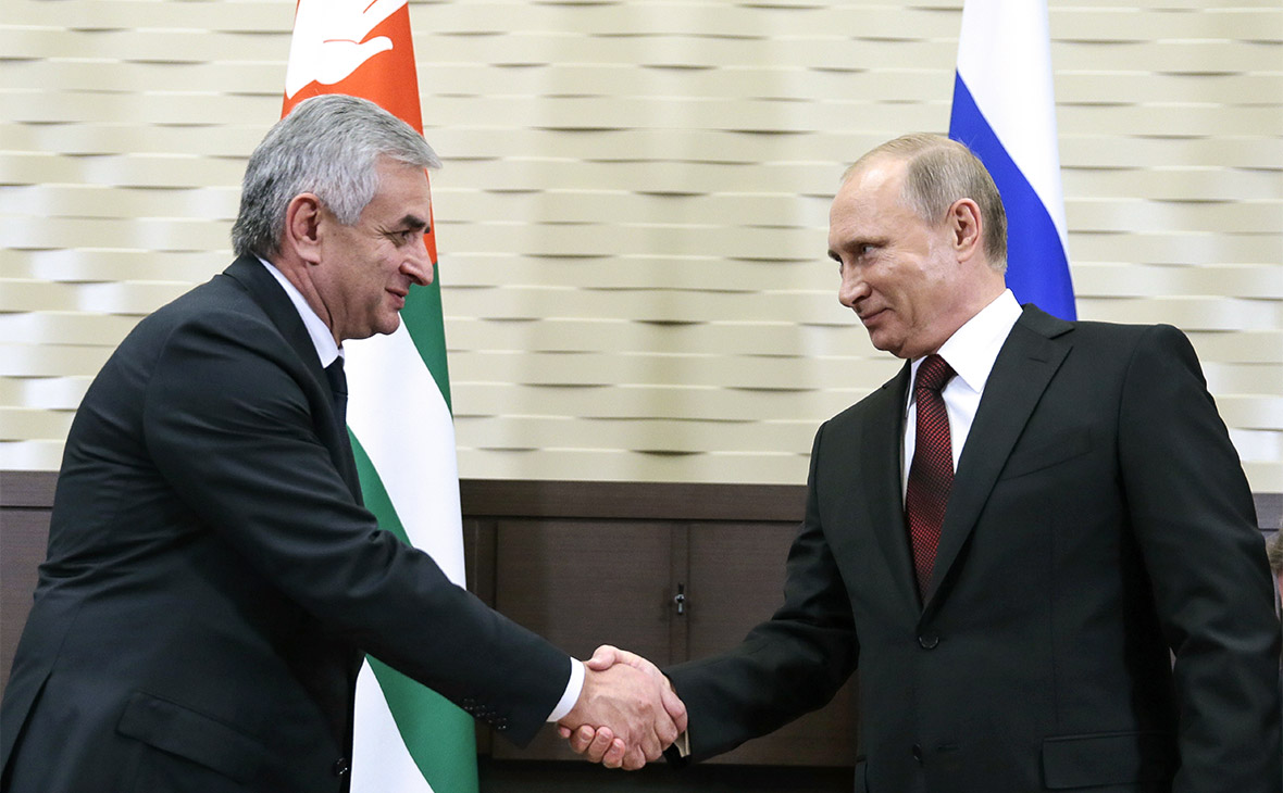 Рауль Хаджимба и Владимир Путин (слева направо)