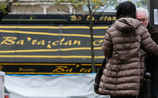 Люди возле концертного зала Balaclan, где произошла трагедия