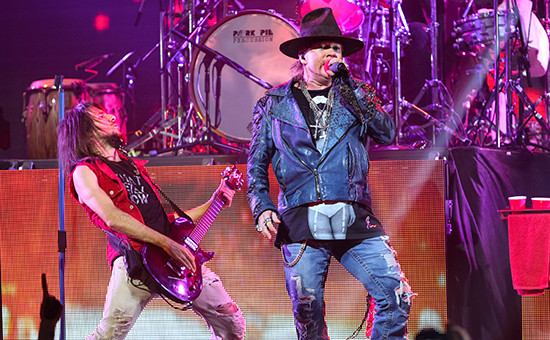 Солист Guns'n'Roses Эксл Роуз на сцене Revolver Golden Gods Award Show в Лос-Анджелесе, 2014 год