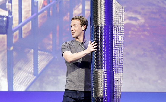 Основатель Facebook Марк Цукерберг с элементом пропеллера беспилотного самолета на солнечных батареях Aquila