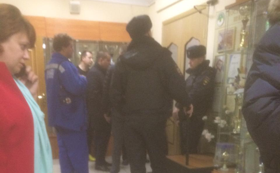 Угрожавшего учителям ножом московского школьника передали полиции