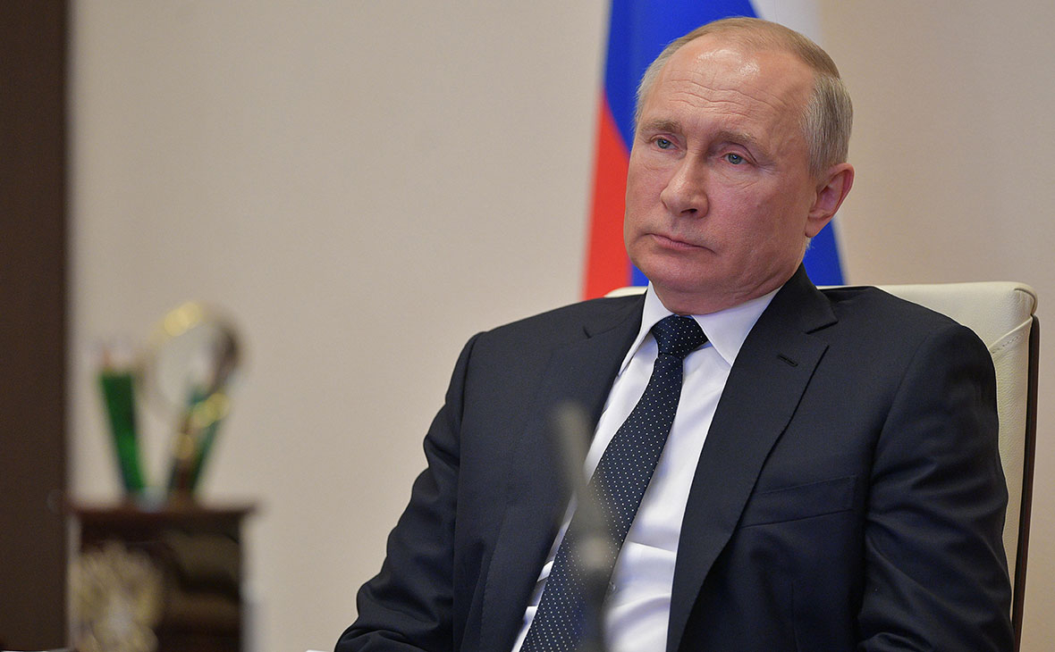 Владимир Путин во время совещания по борьбе с распространением коронавируса
