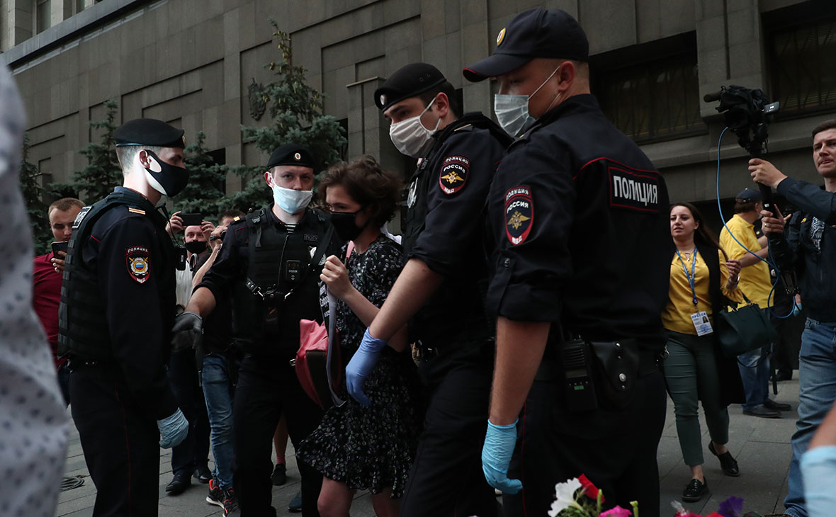 Задержанная участница пикета в поддержку И. Сафронова у здания ФСБ на Лубянке