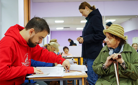 Голосование на одном из избирательных участков Москвы