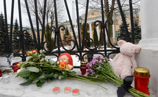 Цветы и свечи у ограды посольства Армении в Москве, принесенные жителями города в связи с трагедией в Гюмри, январь 2015 года