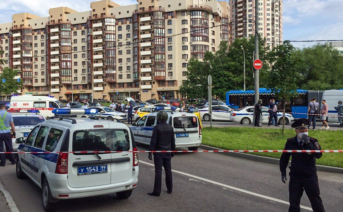 Сотрудники оперативных служб на месте стрельбы на Ленинском проспекте