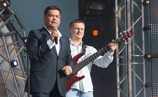 Бас-гитарист группы «Любэ» Павел Усанов (справа)