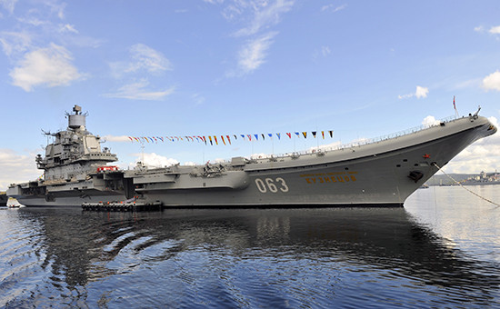 Авианосец «Адмирал Кузнецов» в Североморске, июль 2016 года