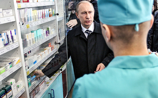 Президент России Владимир Путин (слева) в аптеке проверяет цены на лекарства в ходе рабочей поездки в Мурманскую область, 2010 год