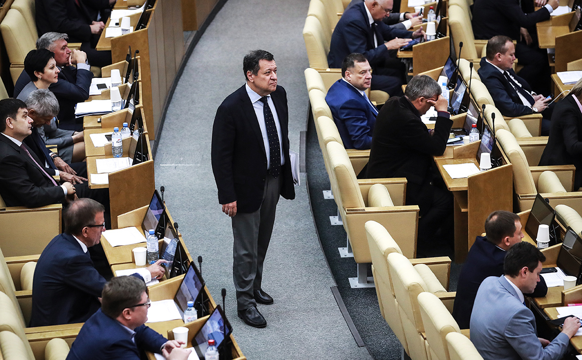 Председатель комитета Госдумы РФ по бюджету и налогам Андрей Макаров (в центре) 