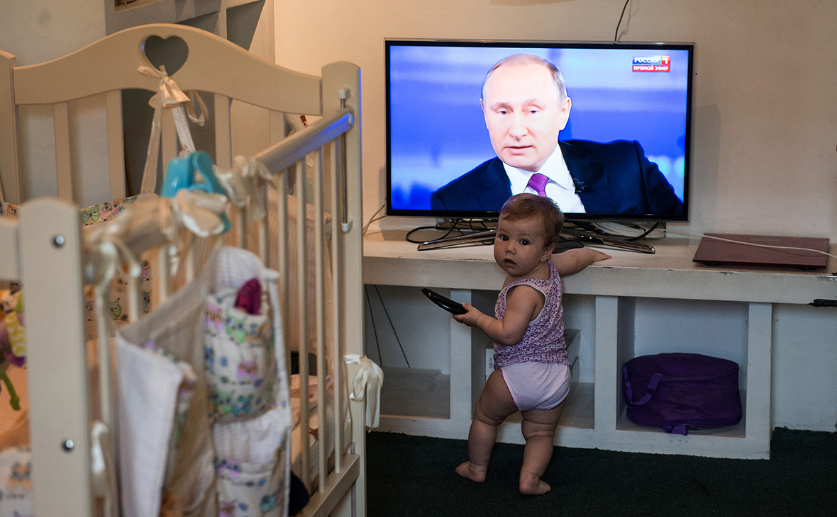 Ребенок во время трансляции «Прямой линии с Владимиром Путиным» в Омске