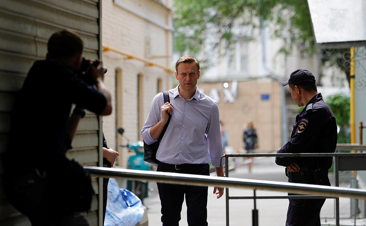 Фото могилы навального сегодня. Навальный задержание. Навальный фото.