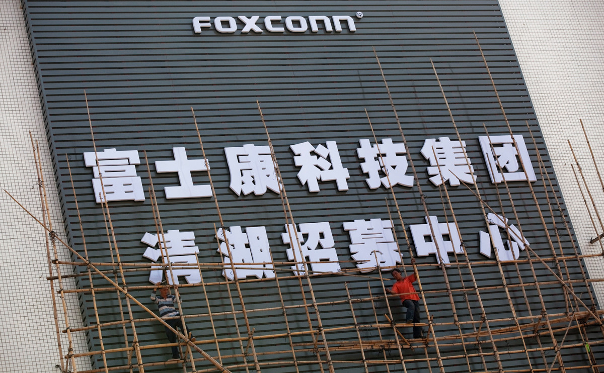 Foxconn приостановила производство на двух заводах в Китае из-за COVID-19