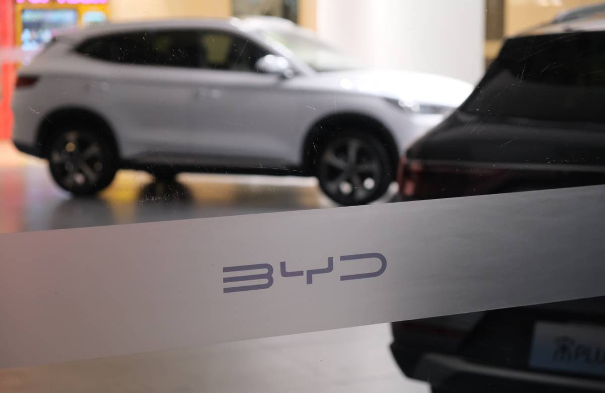 Tesla уступила китайской BYD первое место по объему продаж электромобилей