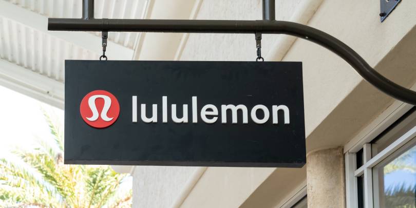 Акции Lululemon и Under Armour упали после снижения рейтингов Jefferies