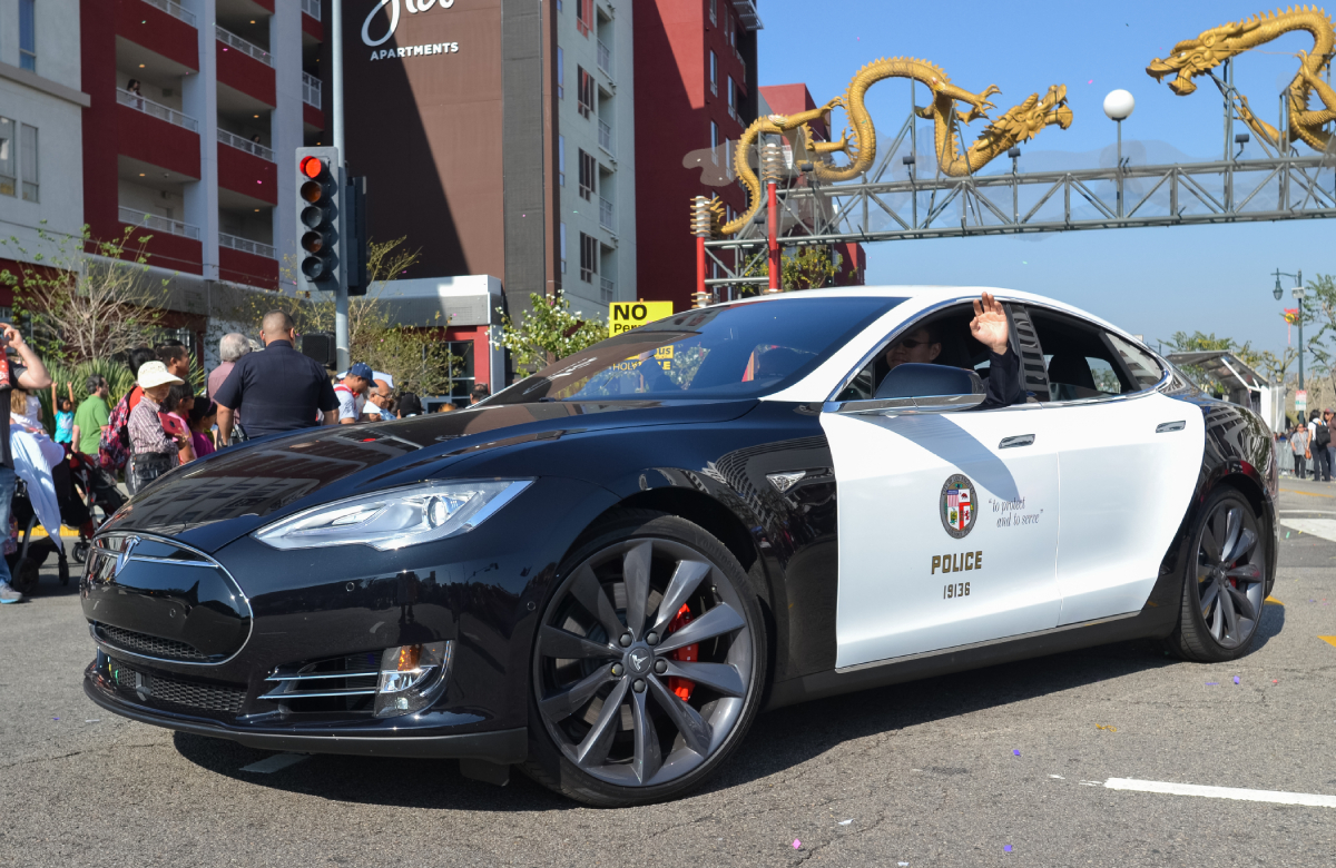 Tesla построила собственную полицейскую машину на базе Model 3