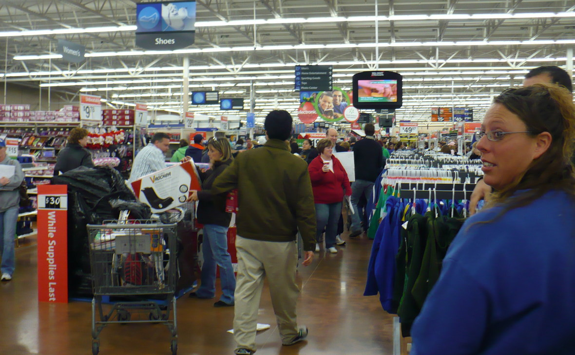 Покупатели в магазине Walmart