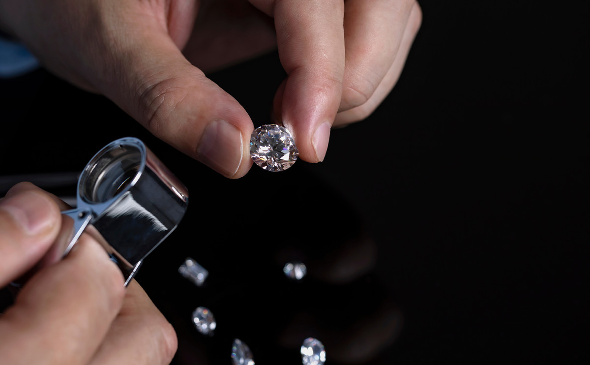 Объем продаж алмазов и бриллиантов АЛРОСА упал на 2,6% по итогам сентября