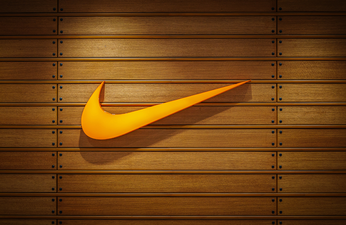 Nike требует запрета на импорт обуви от аdidas