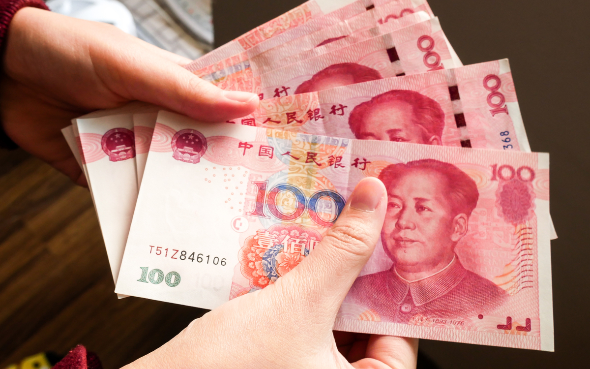 Курс юаня к рублю на Мосбирже обвалился более чем на 5%