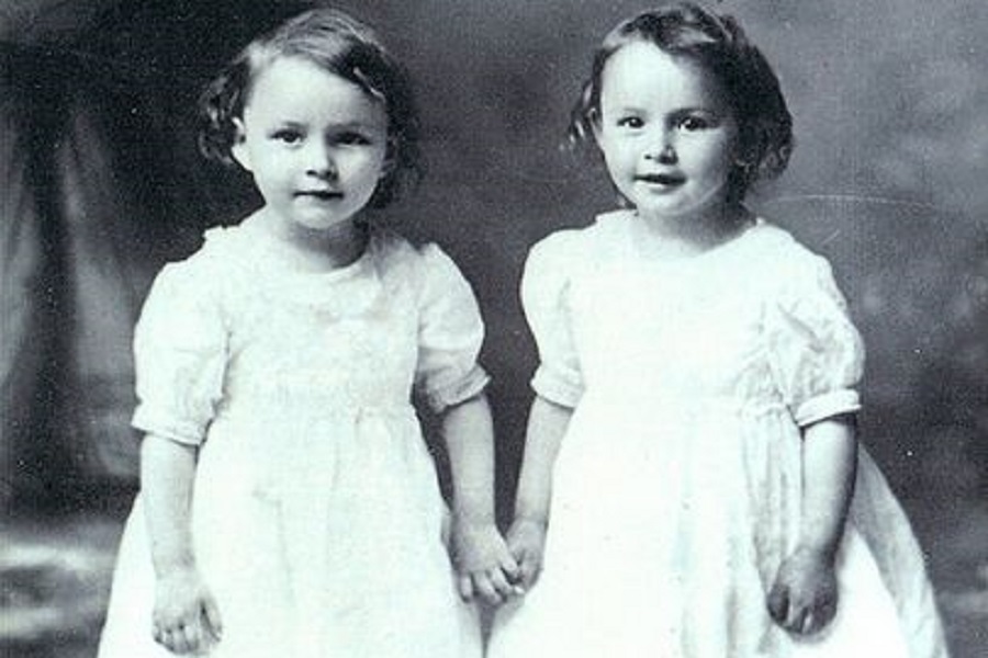 Грейс с ее сестрой-близнецом Глэдис