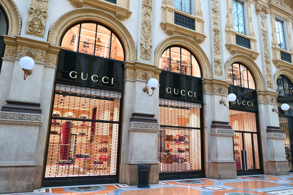 Акции владельца брендов Gucci и Balenciaga рухнули на 14%