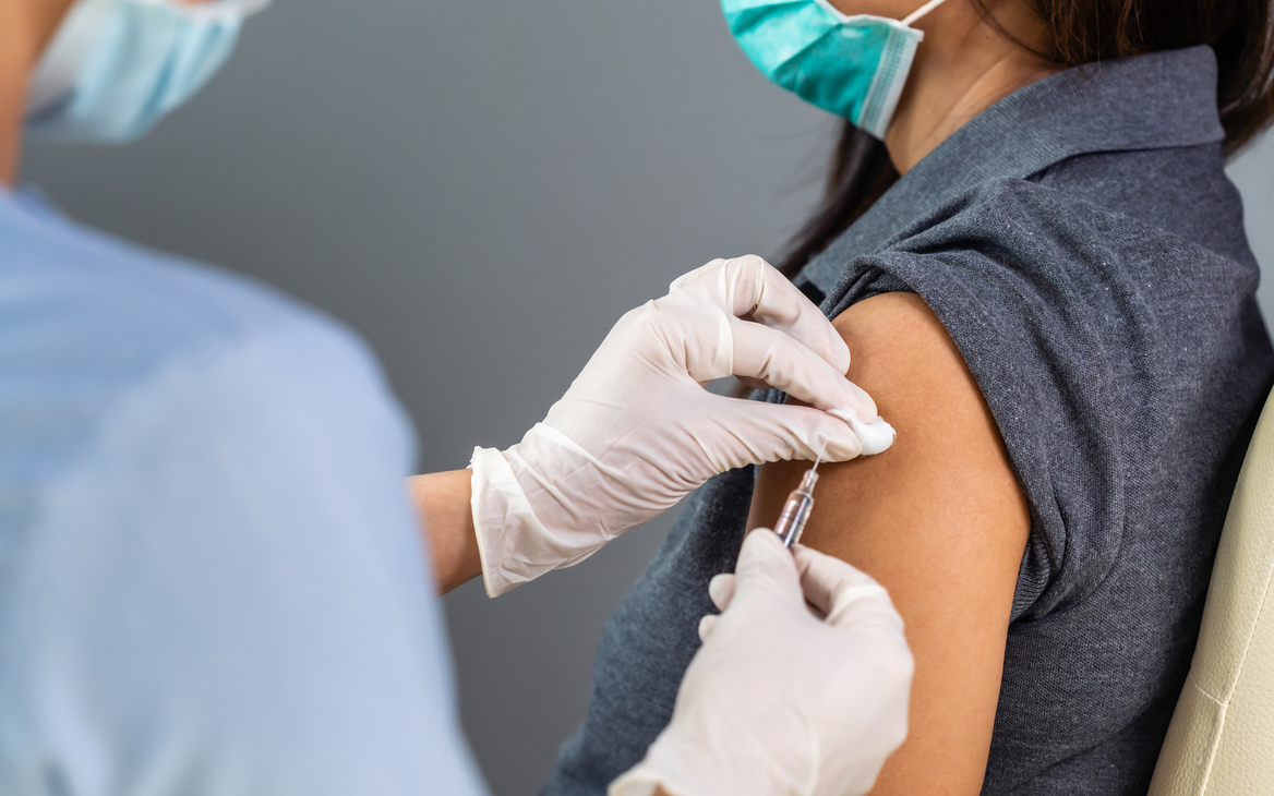 Акции Pfizer и Moderna выросли после одобрения бустерной дозы вакцины