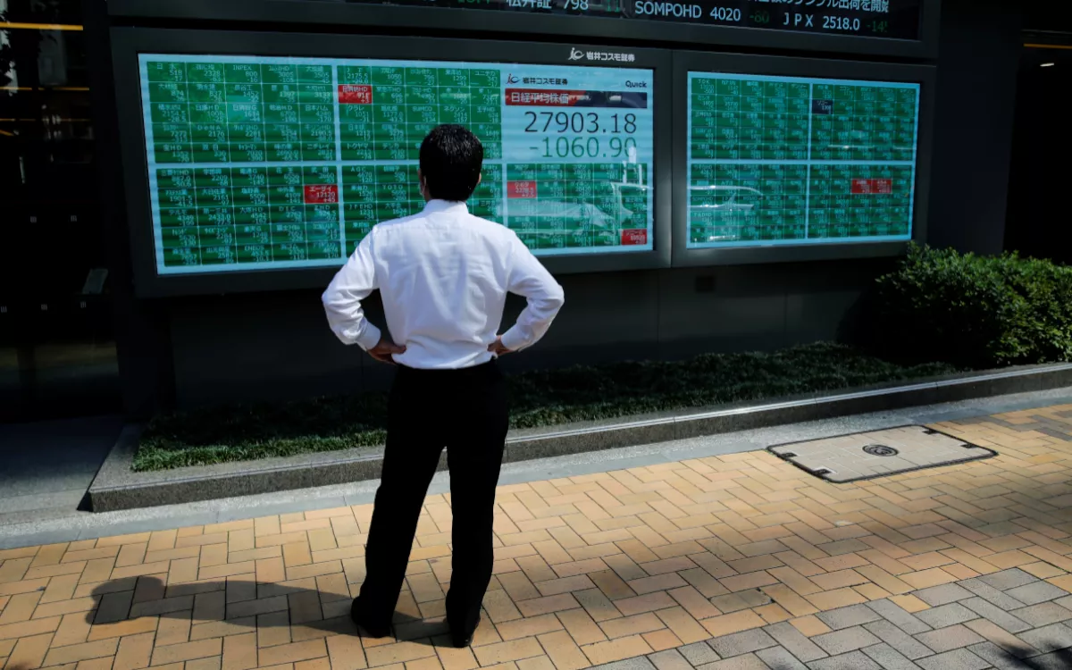 Гонконгский рынок акций показал самое большое месячное падение за 14 лет