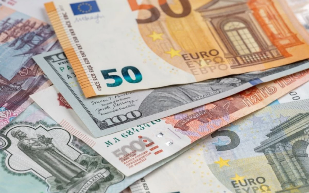 ЦБ повысил официальный курс евро почти на ₽1,5
