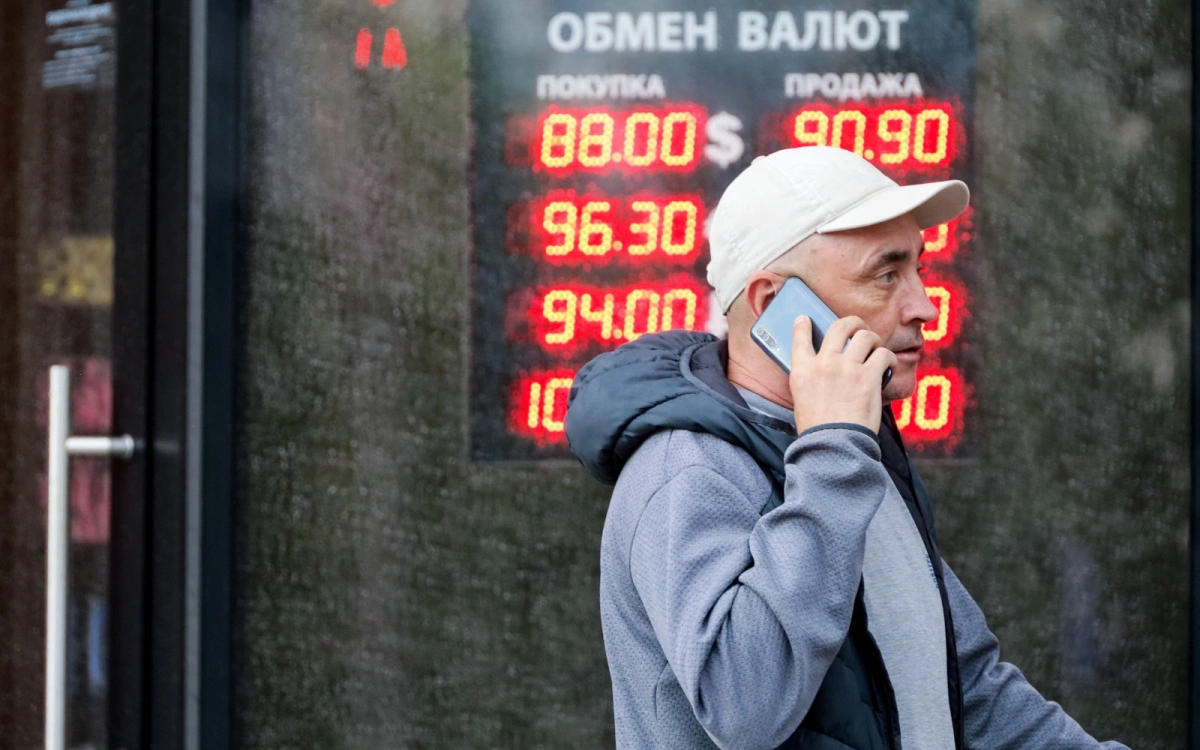 Минимальный курс доллара в обменниках Москвы упал ниже ₽87