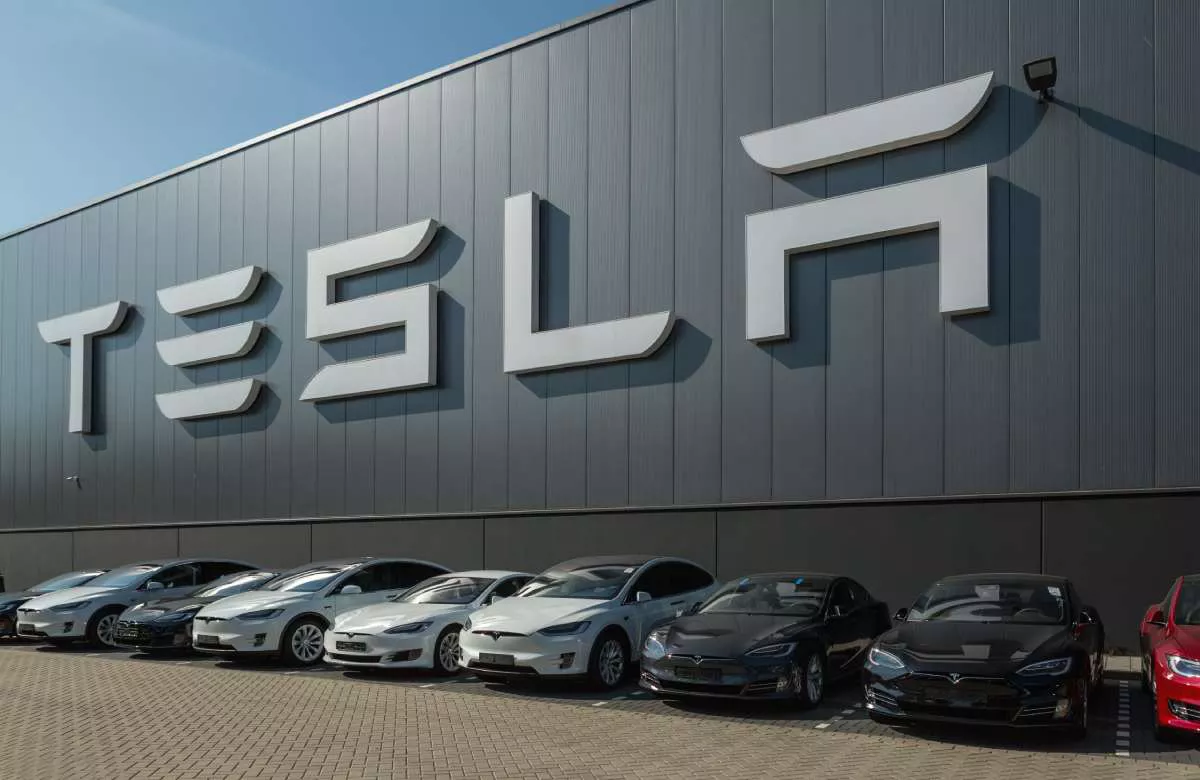 Акции Tesla выросли на премаркете на 2% на новости о сделке с Индонезией
