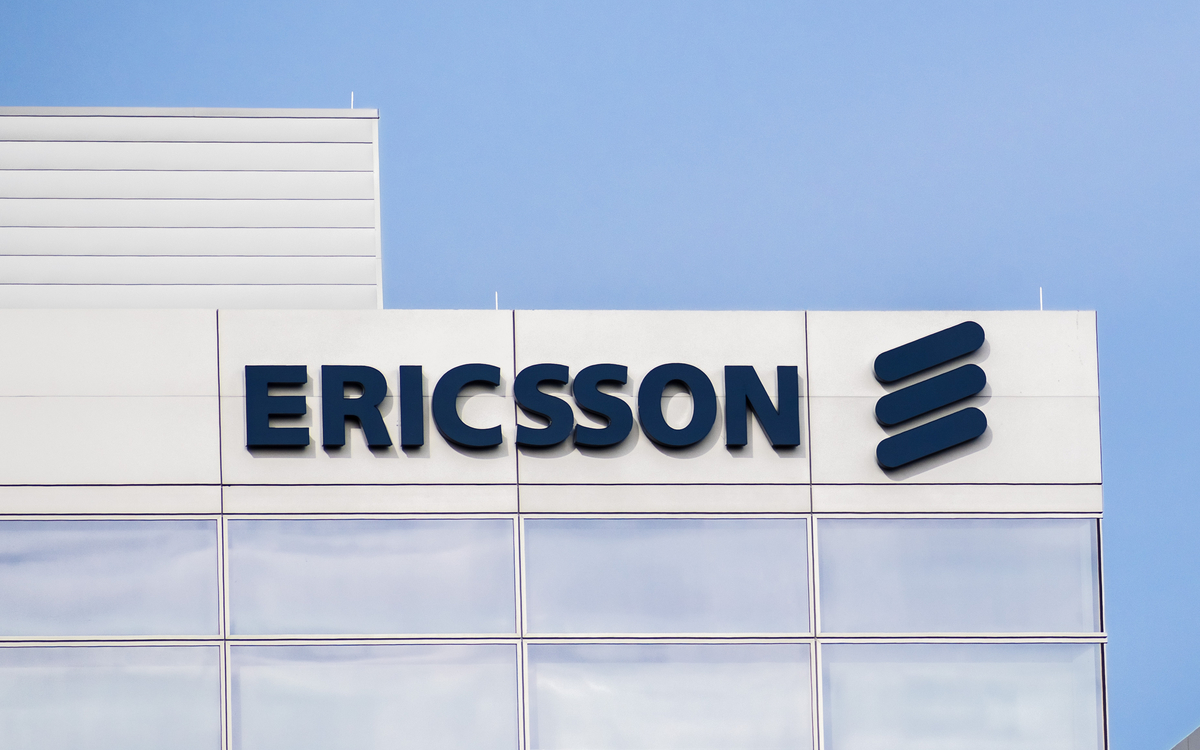 Акции Ericsson упали на 15% после признания о возможных взятках боевикам