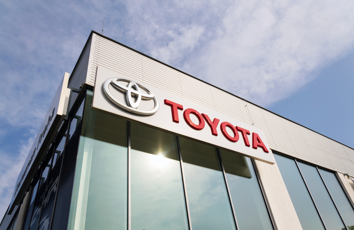 Toyota сократит план производства на 100 тыс. автомобилей в июне