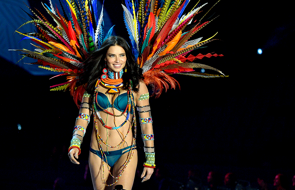 Адриана Лима на показе Victoria's Secret в Шанхае. 2017 год