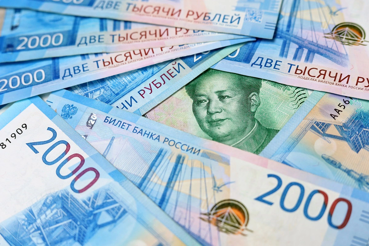 ЦБ понизил официальные курсы доллара и евро на 10 июля