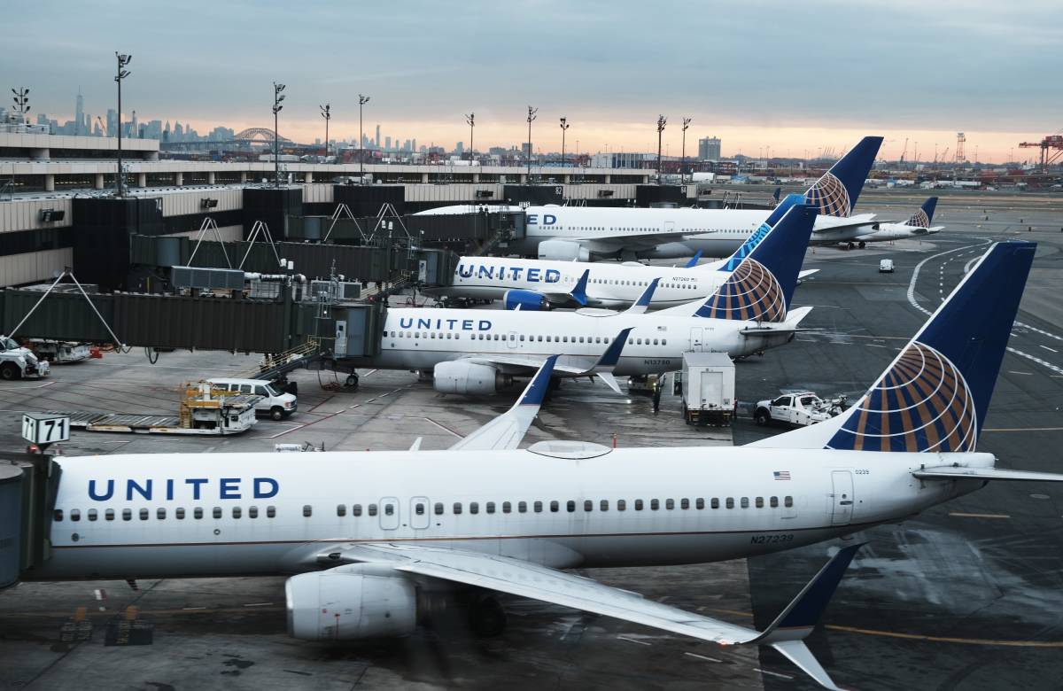 United Airlines снизила квартальный прогноз из-за вспышки «омикрона»
