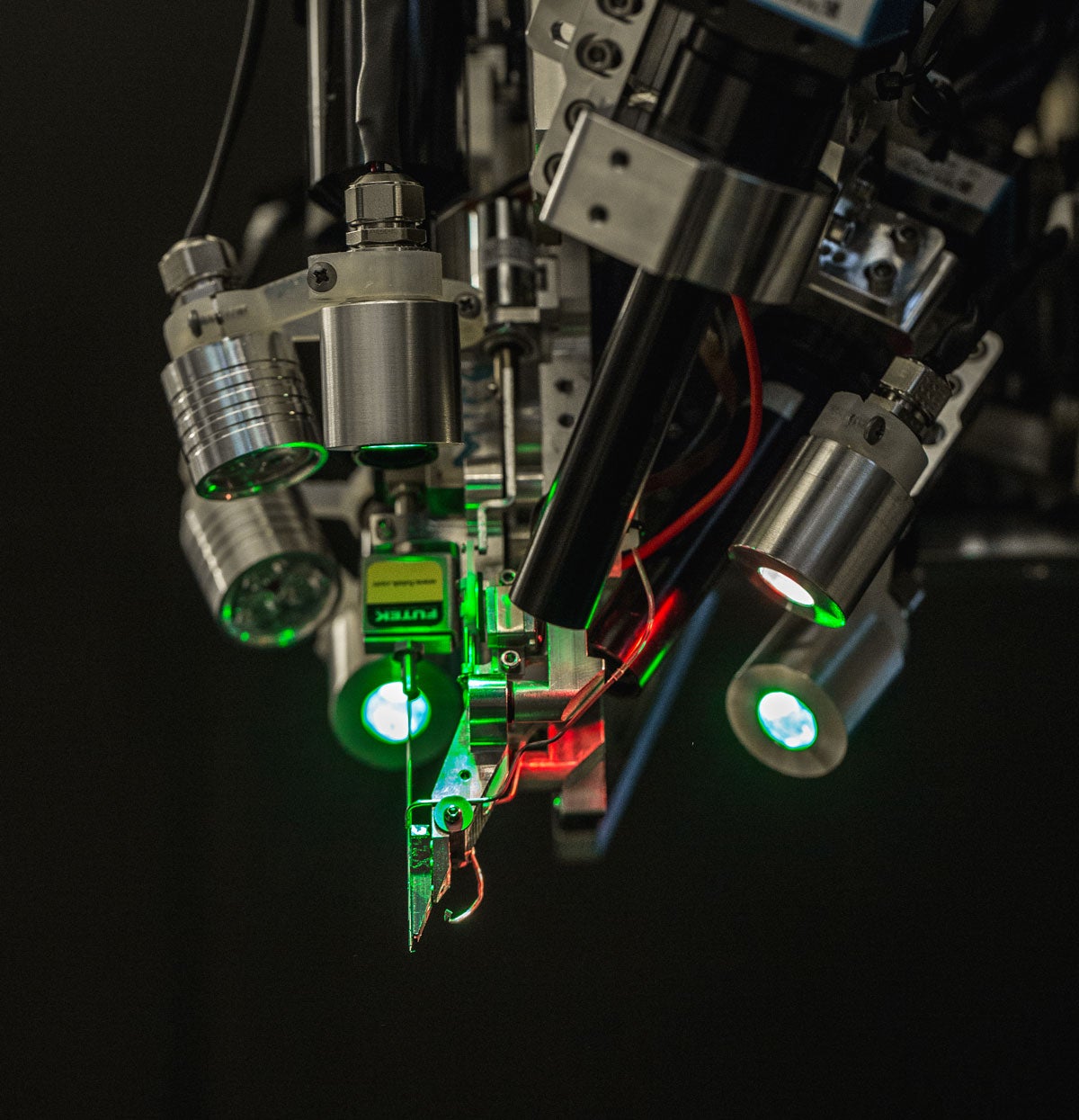 Робот компании Neuralink, на которого возложена ответственность за вживление чипов. Neuralink построила его совместно с компанией Woke, которая занимается промышленным дизайном