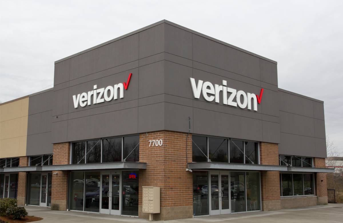Verizon повысит минимальную зарплату для сотрудников в США до $20 в час