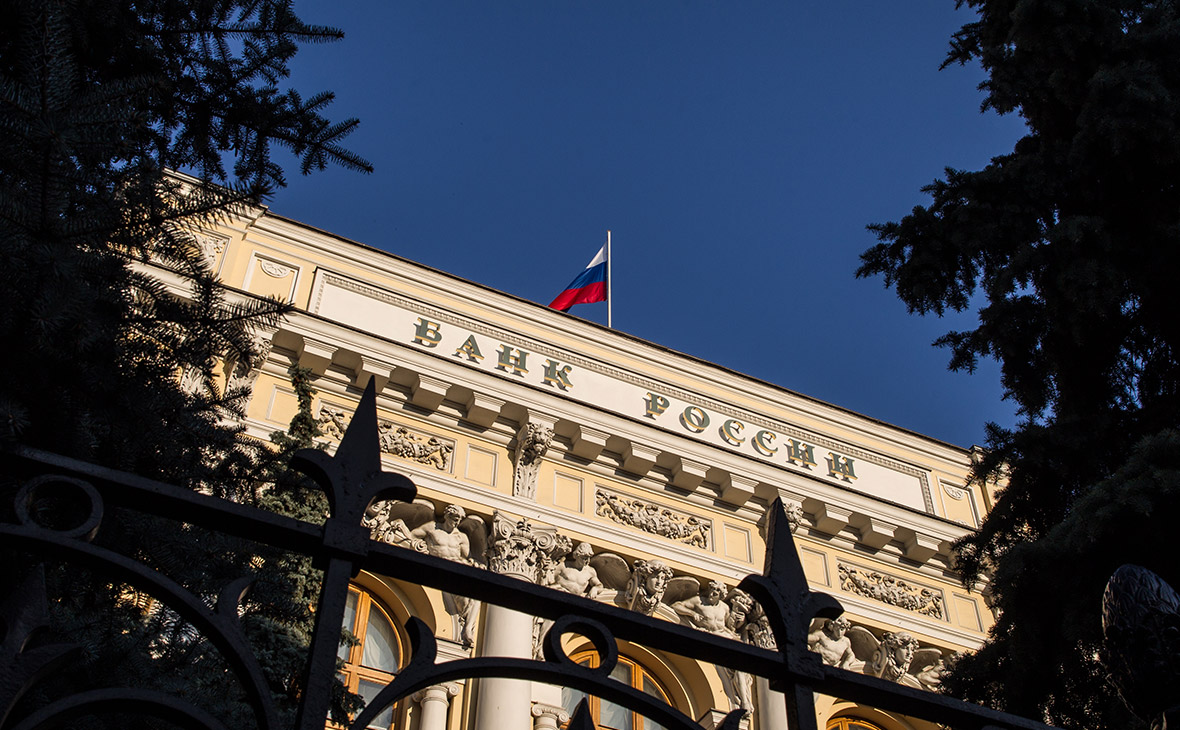 Российский Центробанк сохранил ключевую ставку. Как это скажется на рубле