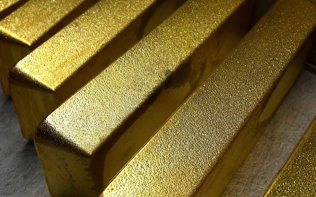 Стоимость золота впервые с марта 2021 года упала ниже $1700 за унцию