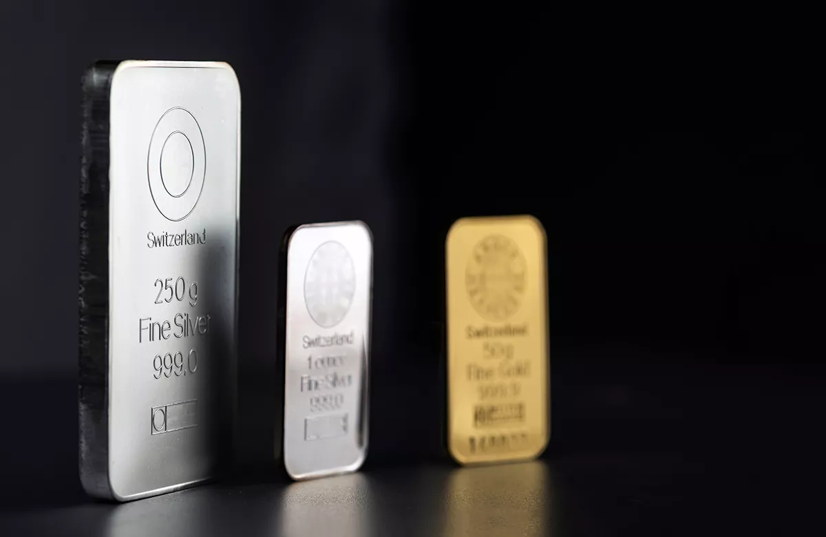 Золото и серебро подорожали на фоне снижения курса доллара США