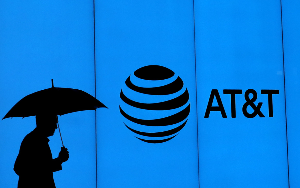 Акции AT&T упали на 6% после новости о сокращении дивидендов почти вдвое