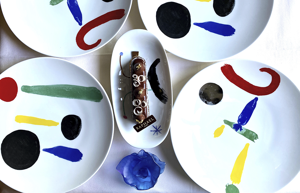 Десерт с шоколадной начинкой и ванильным ганашем. Сервиз Parler Seul из коллекции Joan Miro, Bernardaud. Хрустальный цветок Arum, Daum