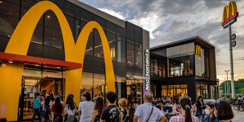 McDonald's повышает цены на фоне инфляции и роста зарплат работников