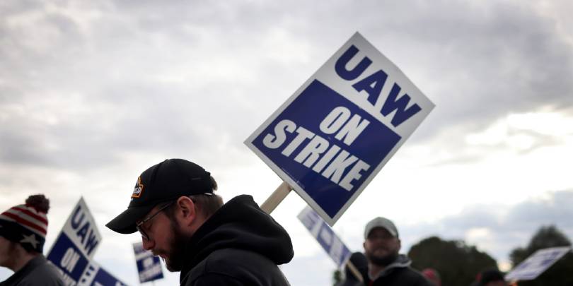 Рабочие Deere приняли условия контракта на 6 лет и прекратили забастовку