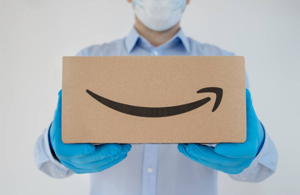 Amazon обязал всех сотрудников на складах в США носить маски